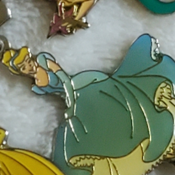 Disney Princess key holder / bag charm crown - Picture 3 of 6